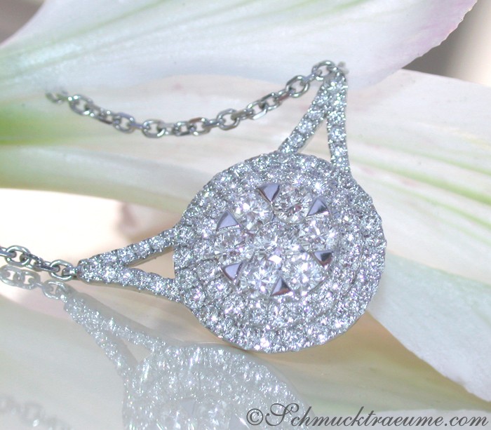 Detailansicht von Diamant-Halskette in Weißgold 750, funkelndes Design auf Blume