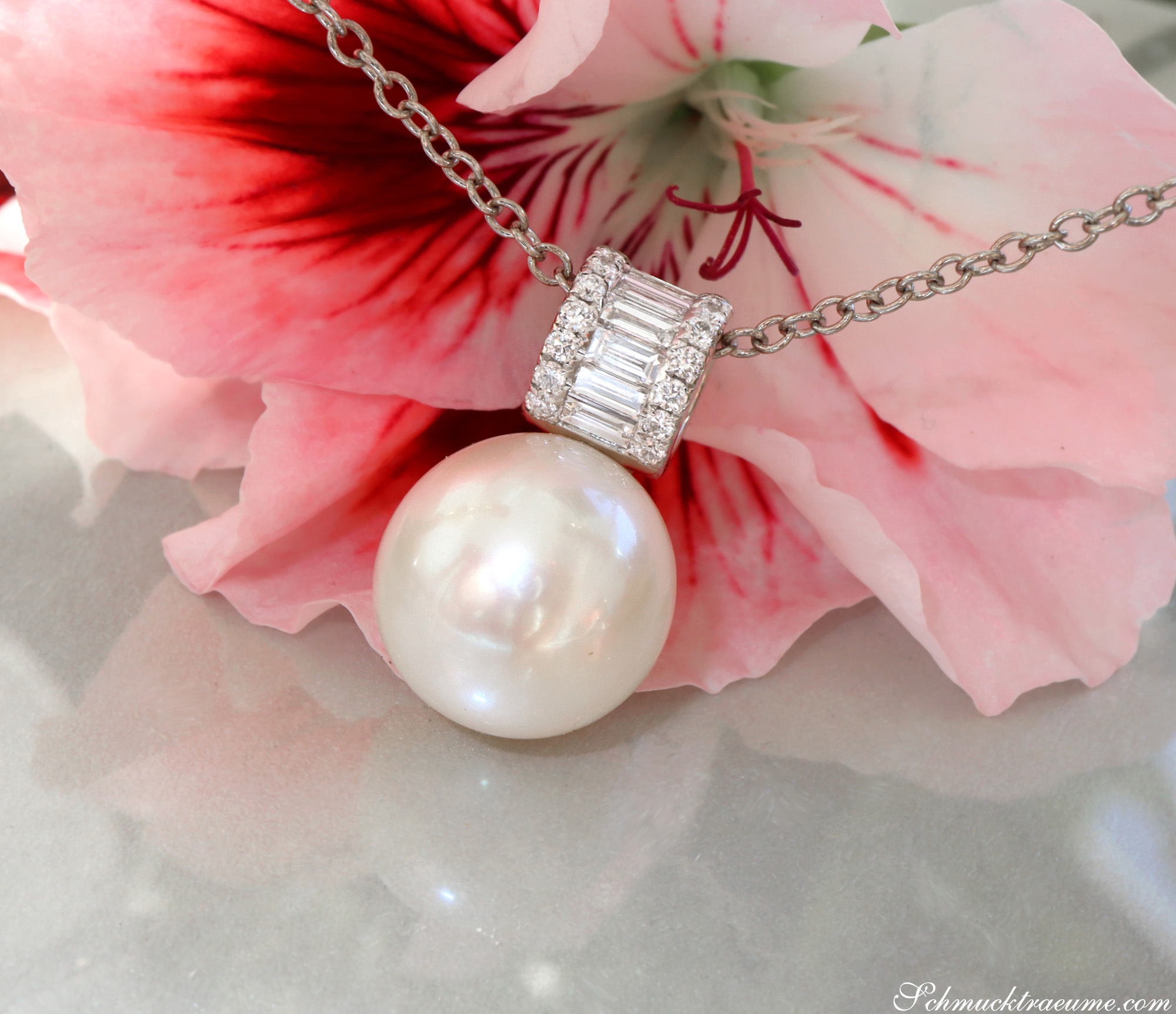 Exklusiver Süßwasserperlenanhänger mit Baguette-Diamanten auf silberner Kette