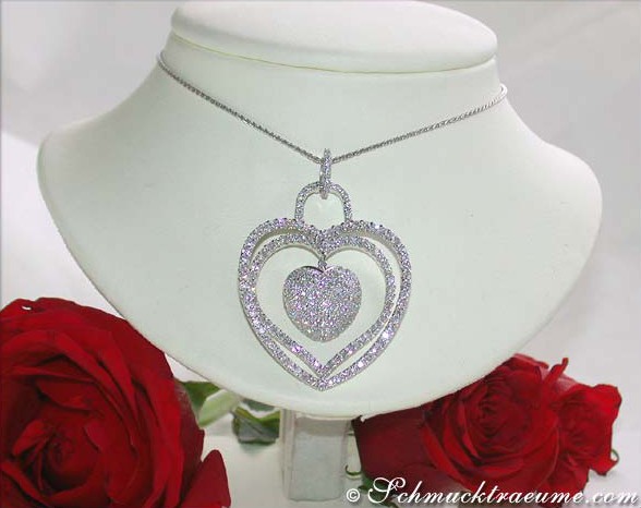 Weißgold Herzanhänger mit Diamanten, Detailaufnahme, rote Rosen im Hintergrund