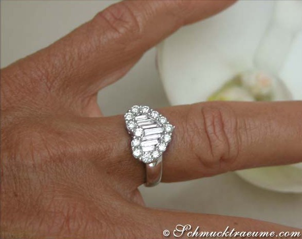 Weißgold Herzring mit Trapez-Diamanten, Detailaufnahme, elegant getragen
