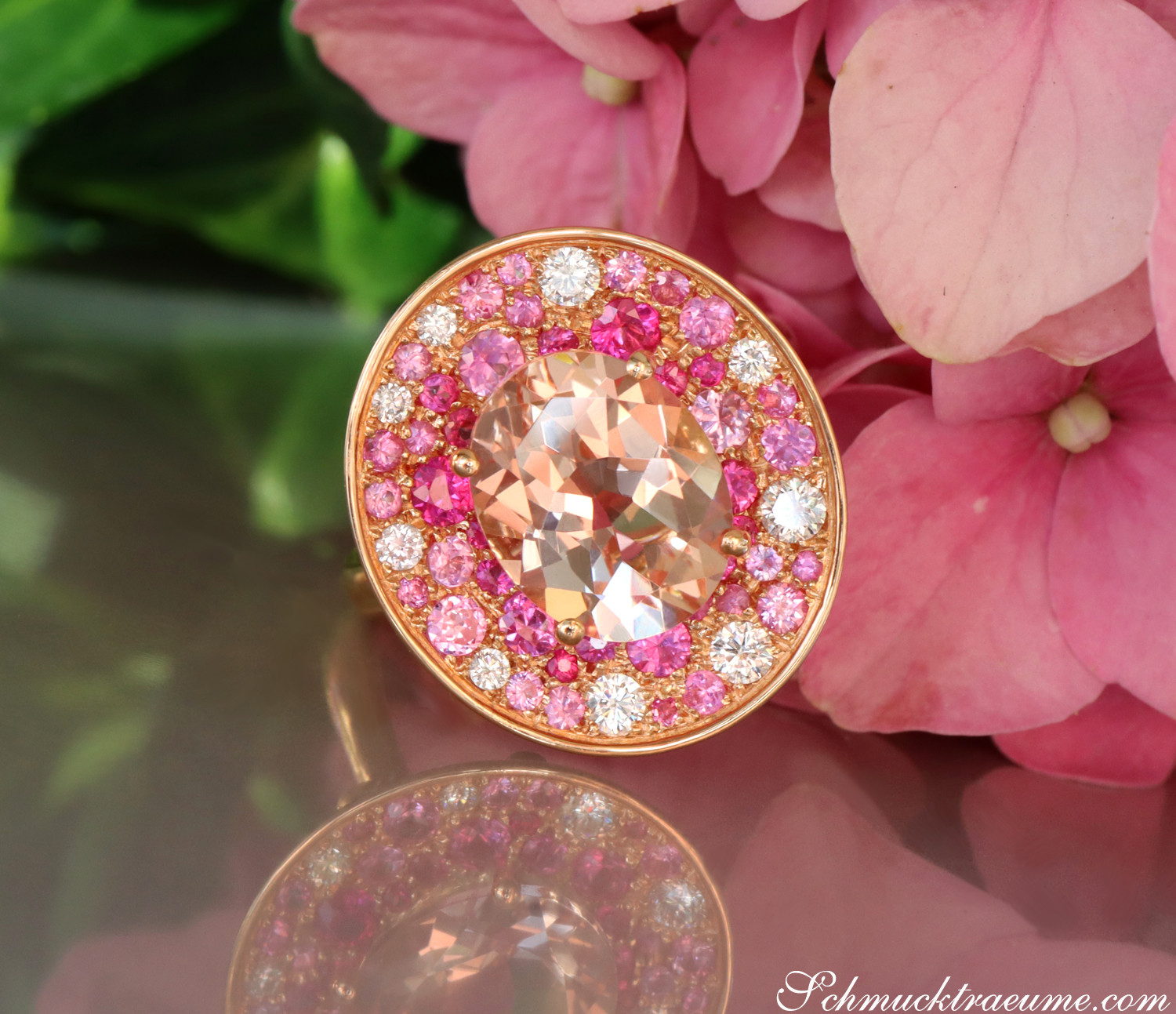 Detailaufnahme des runden Morganit-Rings mit Pink Saphiren und Brillanten in Roségold 750.