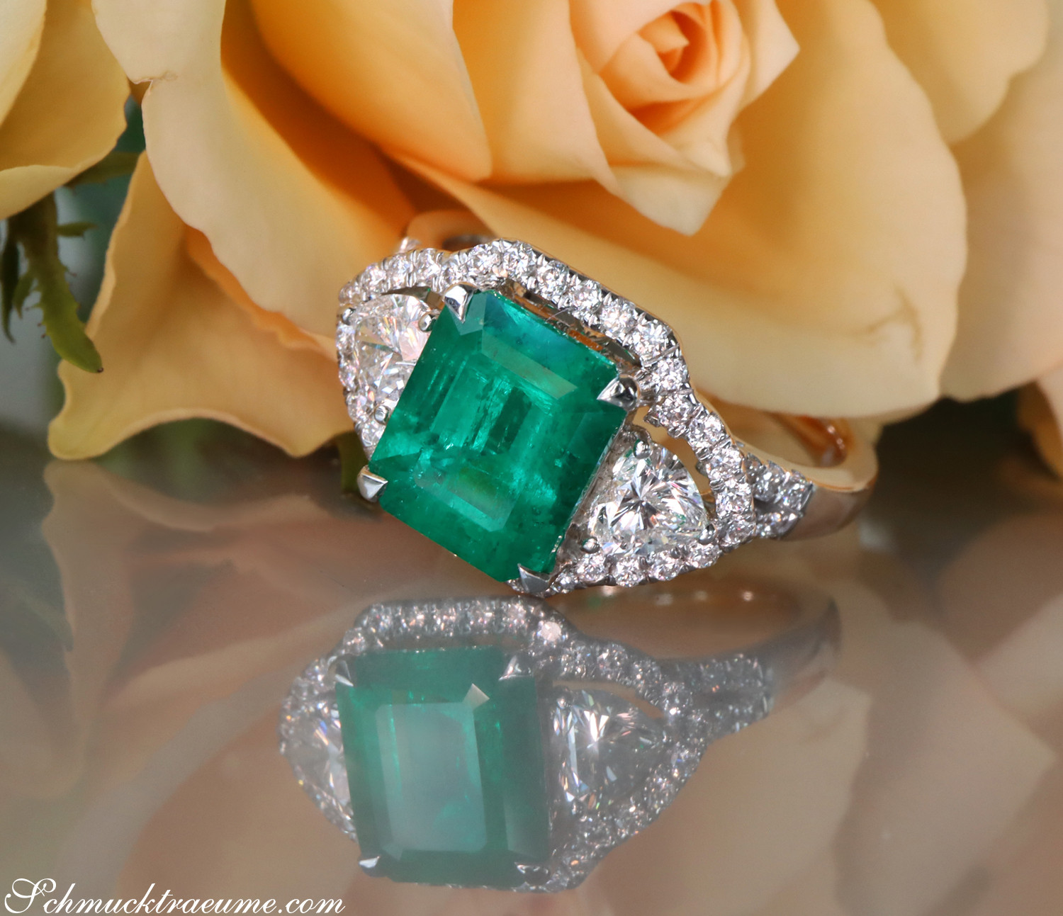 Weißgoldring mit kolumbianischem Smaragd und Diamant-Herzen