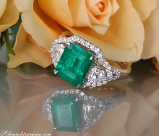 Weißgoldring mit kolumbianischem Smaragd und Diamant-Herzen