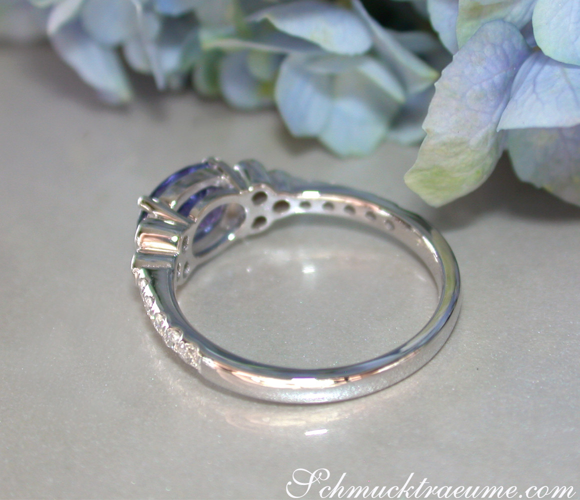 Detailaufnahme des Tansanit-Rings mit Brillanten in Weißgold
