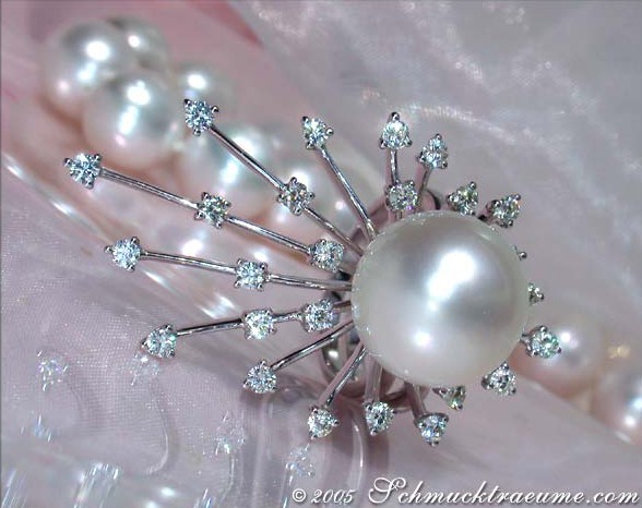 Strahlender Südseeperlen-Ring mit Brillanten, detailreich, elegant