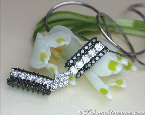 Weißgold-Anhänger mit schwarzen & weißen Diamanten, Detailaufnahme, auf Blume getragen