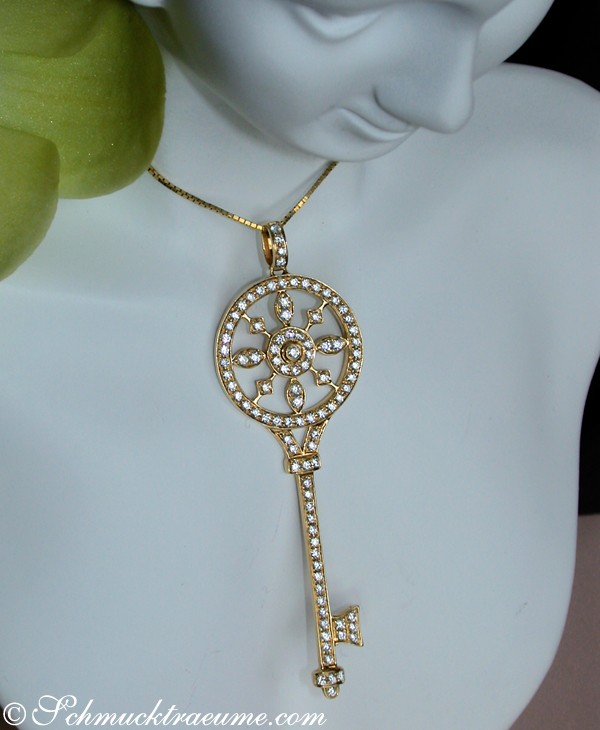 Gelbgold Schlüsselanhänger mit Brillanten, detailreich, Perspektive von vorne