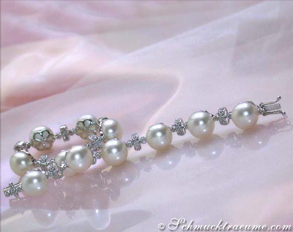 Edles Süßwasserperlen-Armband in Weißgold 585, detailreich mit Diamanten, auf rosa Tüll liegt.