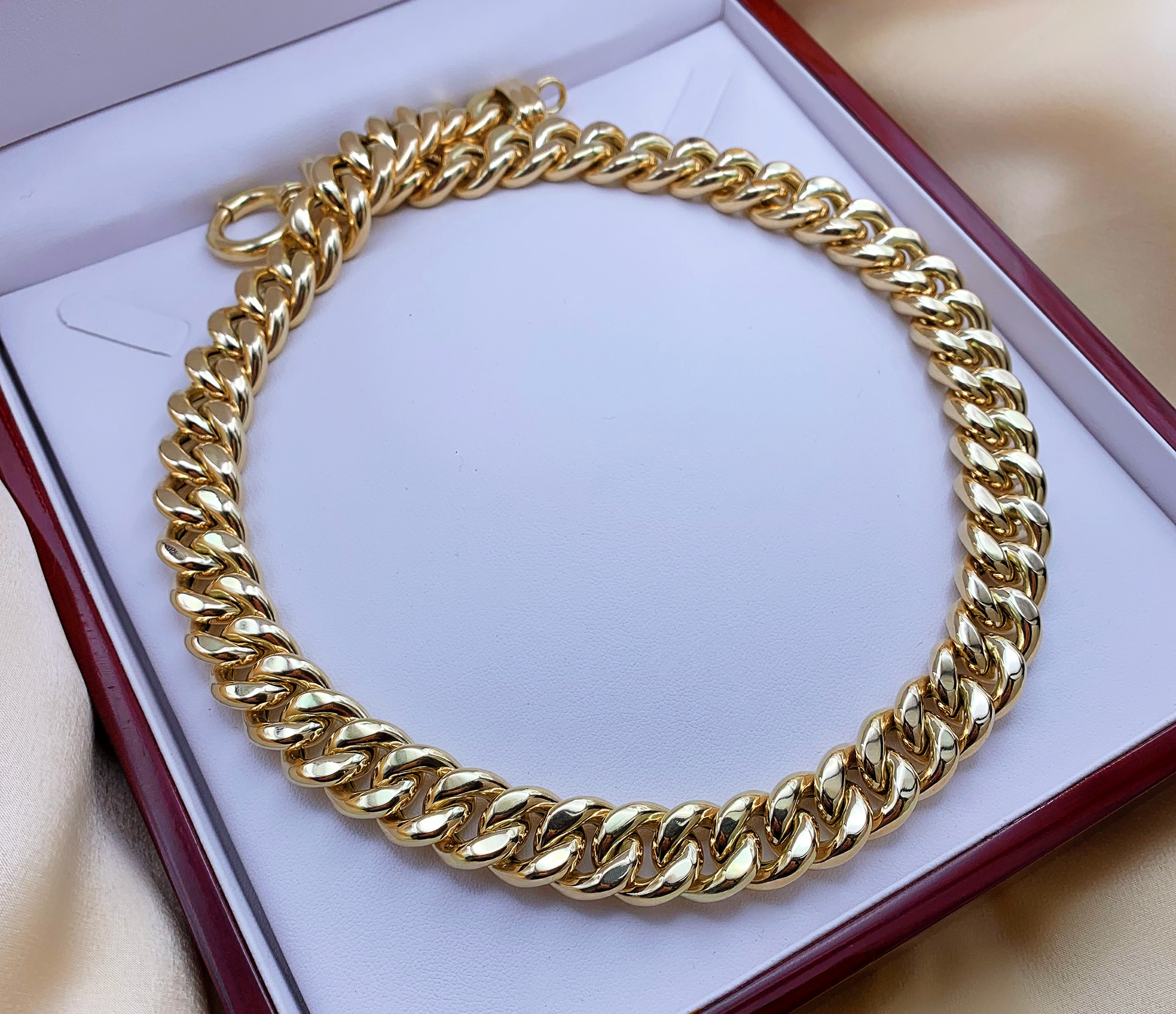 Goldene Panzerkette in 585er Gelbgold, 140 Gramm, detailreich, glänzend, hochwertig verarbeitet