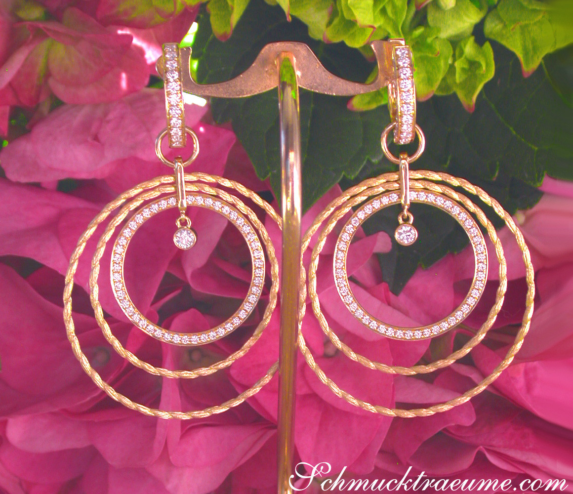 Goldene Kreisohrringe mit Brillanten, Detailaufnahme, imposant und elegant.