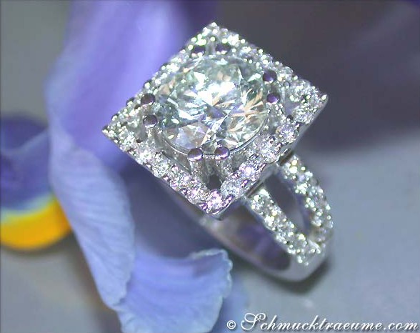 Detailaufnahme des Exquisiten Diamant-Solitär-Rings (4,56 ct.) in Weißgold 750, mit funkelndem Diamant und Halo-Design