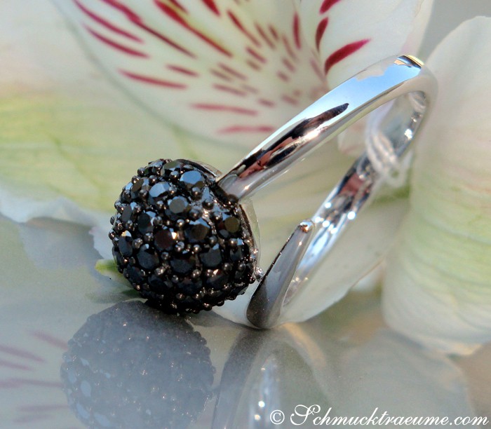 Schwarzdiamant-Pavé-Kugel-Ring aus Weißgold 585, Detailaufnahme auf Blüte.