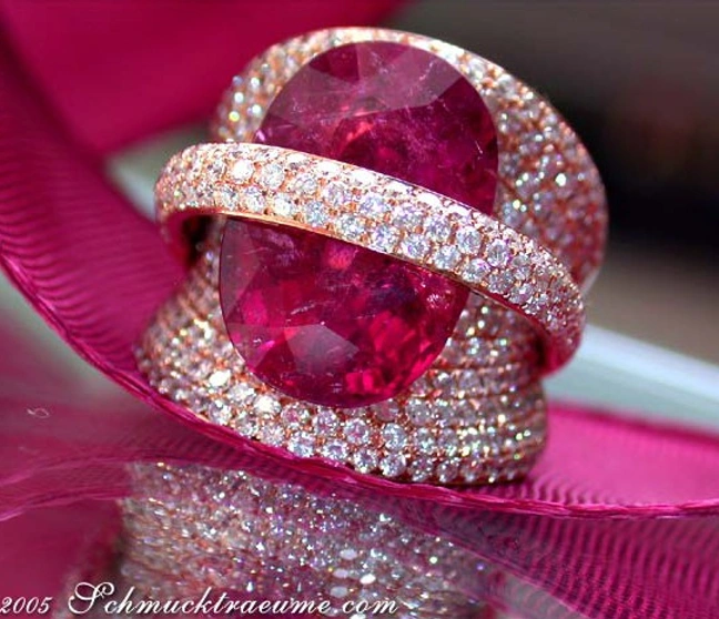 Rubellit-Ring mit Diamanten auf pinkem Hintergrund Rubellit-Ring mit Diamanten auf pinkem Hintergrund