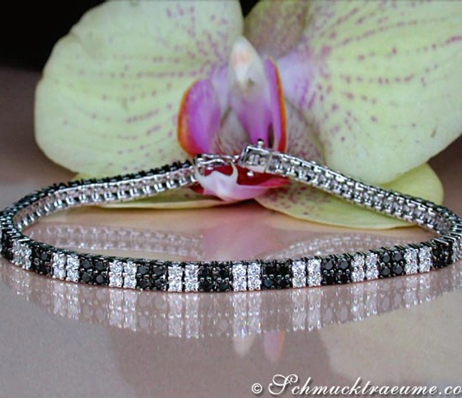 Schwarz-weißes Diamant-Armband vor Orchidee, elegante Schmuckpräsentation Schwarz-weißes Diamant-Armband vor Orchidee, elegante Schmuckpräsentation
