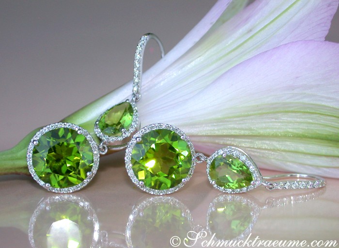 Peridot-Ohrhänger in Weißgold 750 mit Brillanten, elegant und prächtig