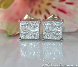 Princess-Diamanten-Ohrstecker in Weißgold, elegant auf Marmorplatte mit Blume im Hintergrund