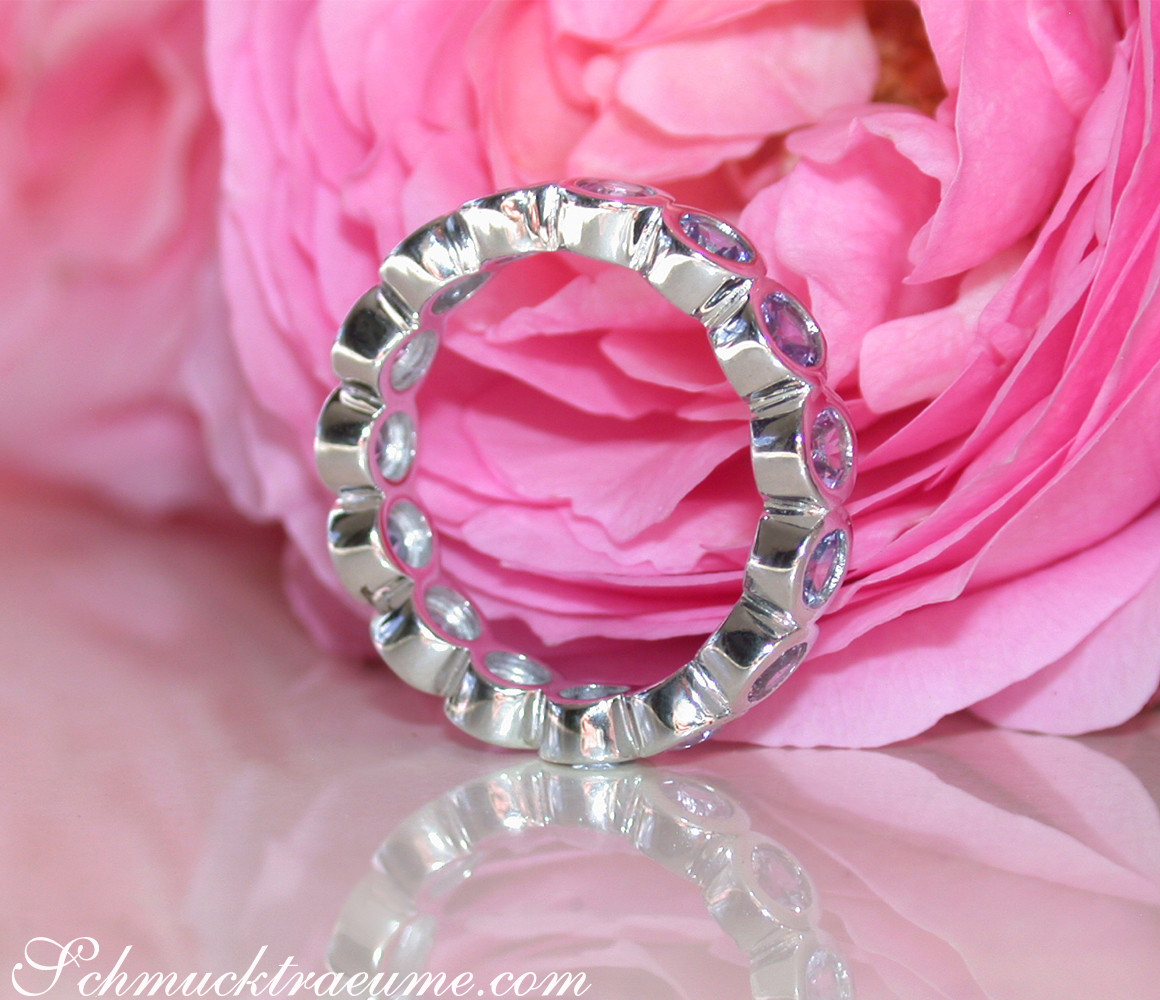 Silberner Saphir Memory Ring mit Pastellfarben auf rosa Blume