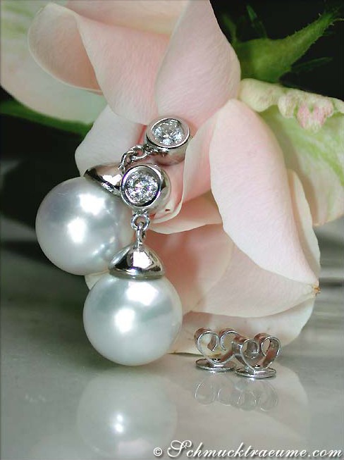 Südseeperlen-Ohrhänger mit Brillanten in Weißgold 750, detailreich, auf Blüte abgestellt