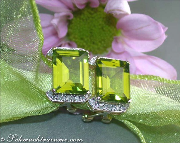 Peridot-Diamant-Ohrstecker mit gelbgoldener Verarbeitung, Detailaufnahme, farbprächtig und klassisch.