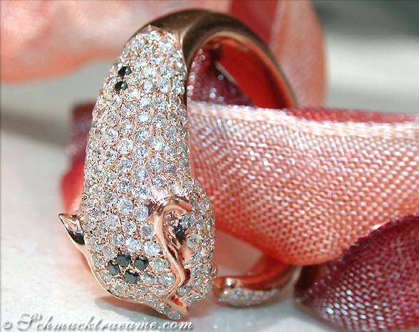 Roségold-Panther-Ring mit Diamanten, Detailaufnahme, elegant getragen