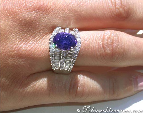 Auffälliger Tansanit-Ring mit Diamanten in Weißgold, Detailaufnahme, elegant.