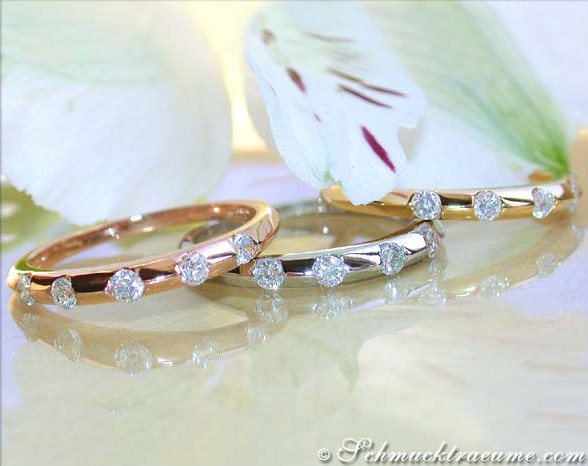 Klassische Brillantringe in Weiß-, Rosé- & Gelbgold 750, elegant auf weißem Hintergrund