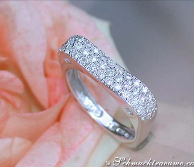 Eckiger Diamantring mit 0.50 Karat in Weißgold 585, Detailaufnahme. Eckiger Diamantring mit 0.50 Karat in Weißgold 585, Detailaufnahme.