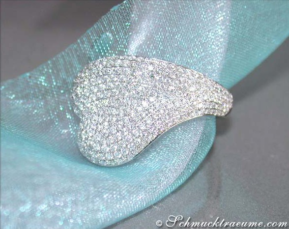 Herzform-Brillantenring aus Weißgold 750, detailreich mit funkelnden Steinen.