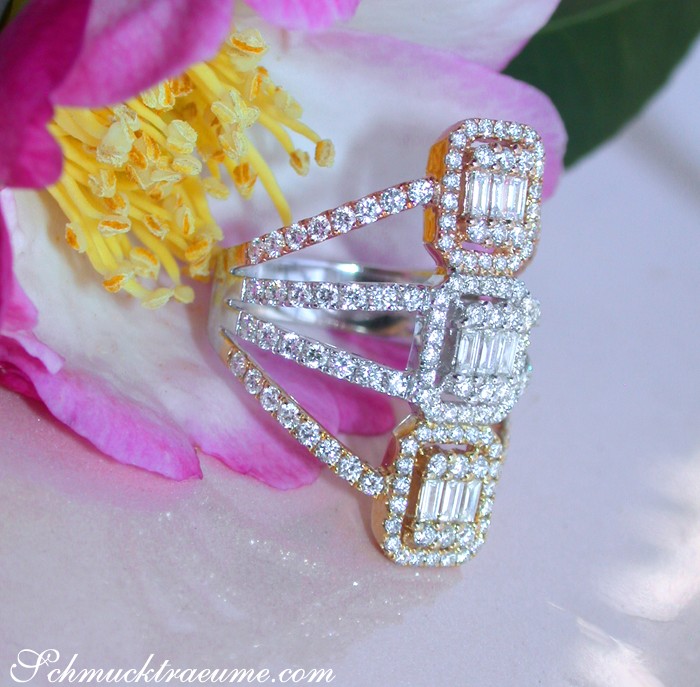 Tricolor-Carré-Ring mit Brillanten auf Blüte, Detailaufnahme