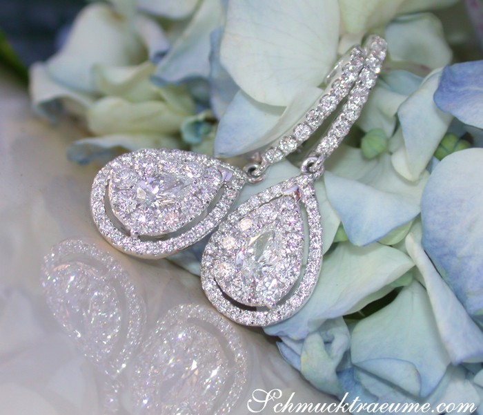 Diamant-Tropfen-Ohrringe in Weißgold 750, detailreich, auf Hortensieblüten liegend