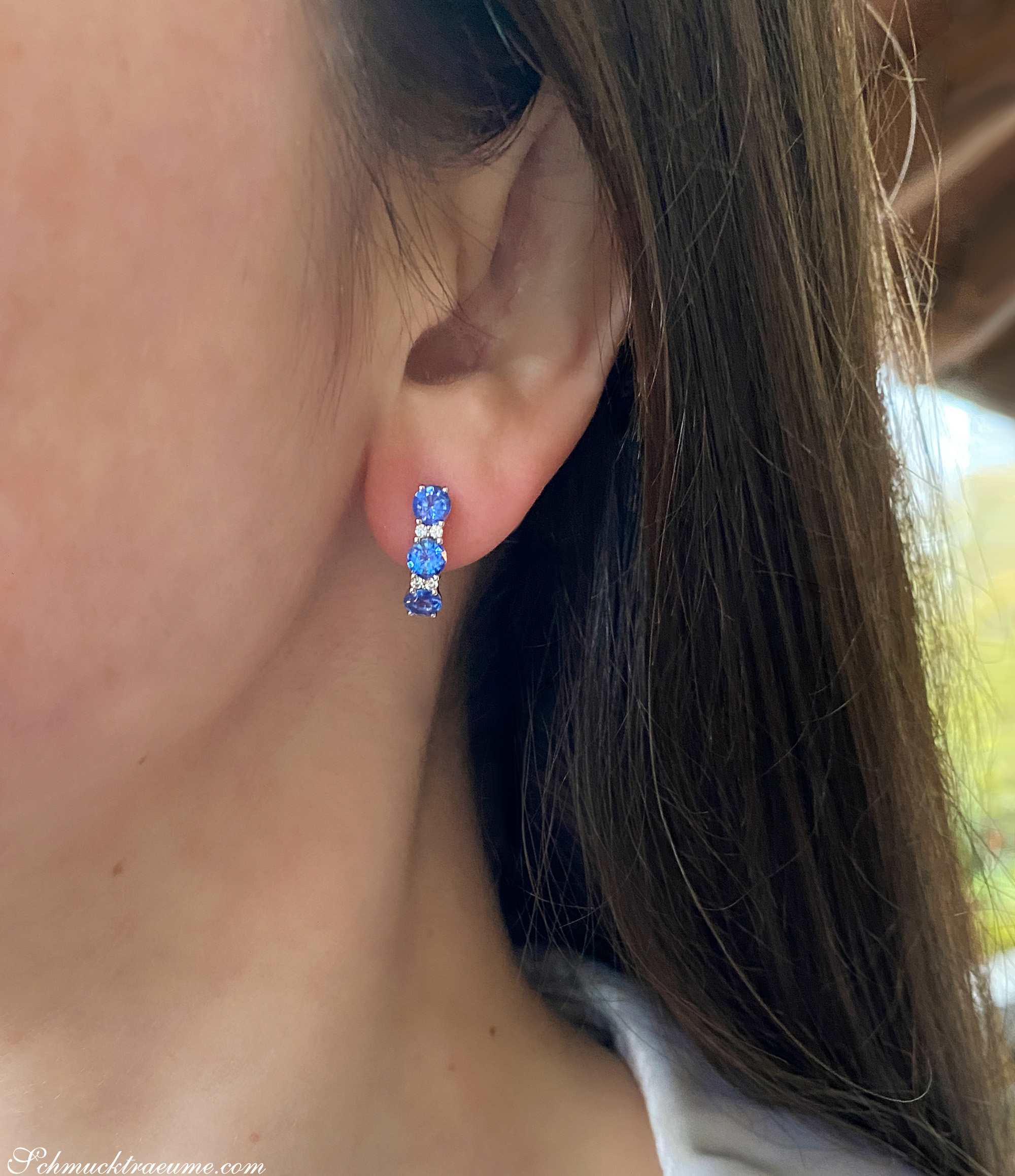 Detailaufnahme von Saphir-Ohrringen in Weißgold mit Brillanten