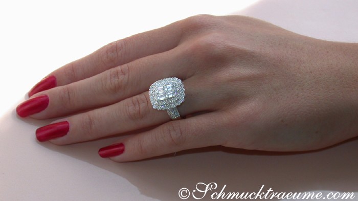 Weißgoldring mit Diamantbesatz, Detailaufnahme, roter Nagellack