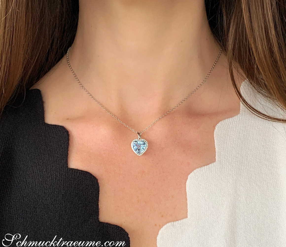 Kettenanhänger Herz Aquamarin mit Diamanten, Detailansicht auf Hals