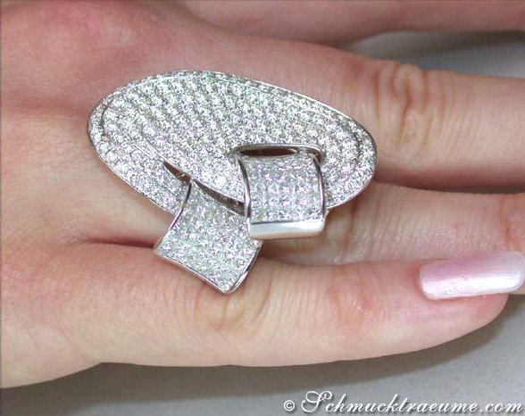 Opulenter Brillantenring mit Princess-Diamanten (6,16 ct.), Detailaufnahme, weißgoldener Ring mit glänzender