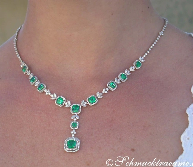 Weißgold-Collier mit kolumbianischen Smaragden und Brillanten, Detailaufnahme. Weißgold-Collier mit kolumbianischen Smaragden und Brillanten, Detailaufnahme.