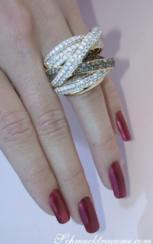 Goldener Ring mit überlappenden Strängen und Diamanten, Detailaufnahme auf Hand