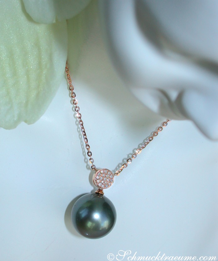 Detailaufnahme von Tahitiperlen-Anhänger mit Diamantkrone, getragen an Halskette