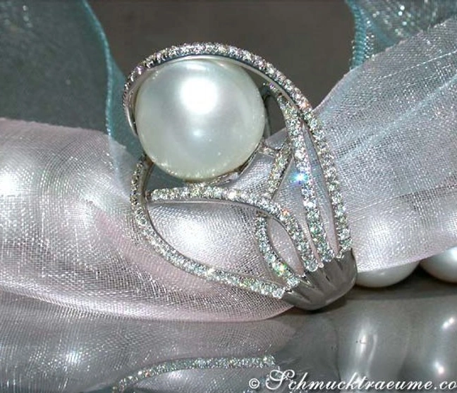 Südseeperlen-Ring mit Brillanten auf silberner Schleife Südseeperlen-Ring mit Brillanten auf silberner Schleife