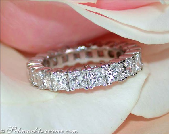 Detailaufnahme des Hochkarätigen Diamanten Memory Rings mit 20 Princess Diamanten