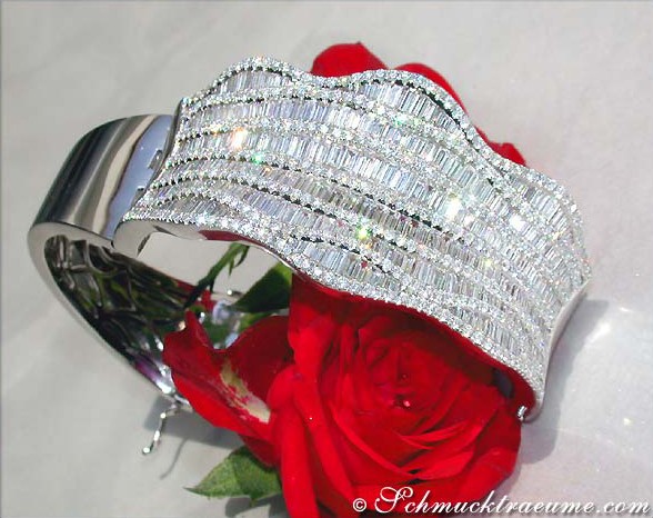 Opulenter Brillantenarmreif in Weißgold 750, Detailaufnahme mit Rosenblüte