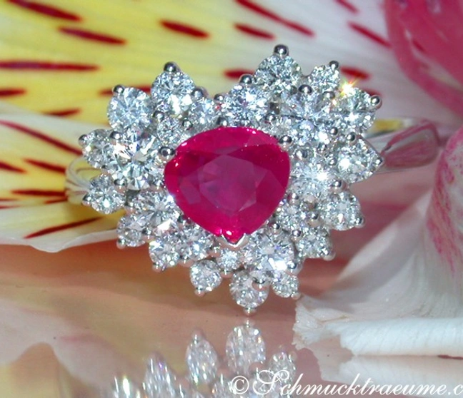 Rubin-Ring mit Herz-Design aus Weißgold 750, umgeben von Diamanten Rubin-Ring mit Herz-Design aus Weißgold 750, umgeben von Diamanten