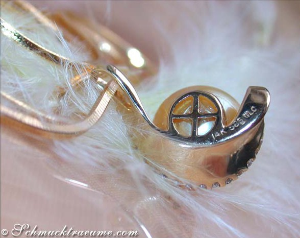 Detailaufnahme des Gold-Südseeperlen-Anhängers mit Brillantenkranz