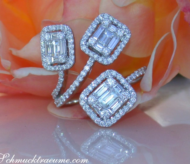 Detailaufnahme eines eleganten Diamantringes mit Baguette-Steinen Detailaufnahme eines eleganten Diamantringes mit Baguette-Steinen