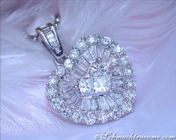 Weißgold Herzanhänger mit Diamantbesatz, detailreich, elegant, auf Federhintergrund.
