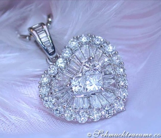 Weißgold Herzanhänger mit Diamantbesatz, detailreich, elegant, auf Federhintergrund.