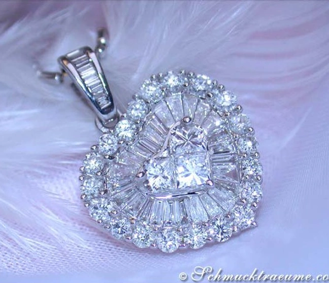 Weißgold Herzanhänger mit Diamantbesatz, detailreich, elegant, auf Federhintergrund. Weißgold Herzanhänger mit Diamantbesatz, detailreich, elegant, auf Federhintergrund.