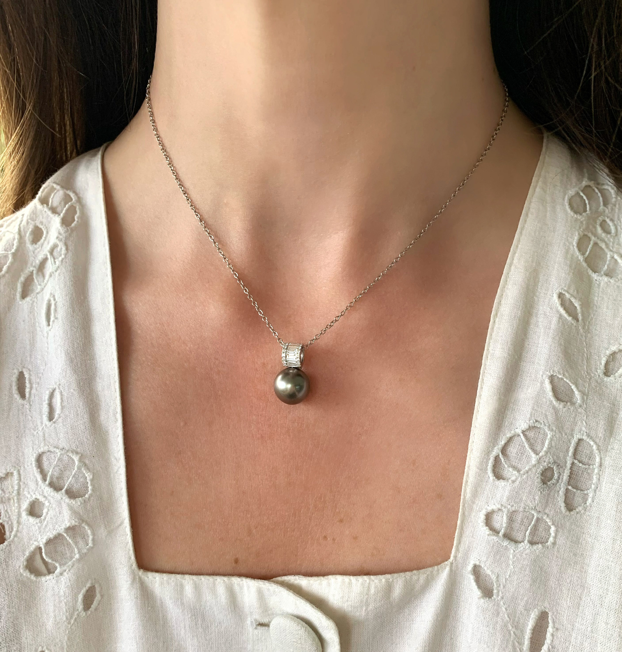 Weißgold-Anhänger mit Tahitiperle und Baguette-Diamanten getragen