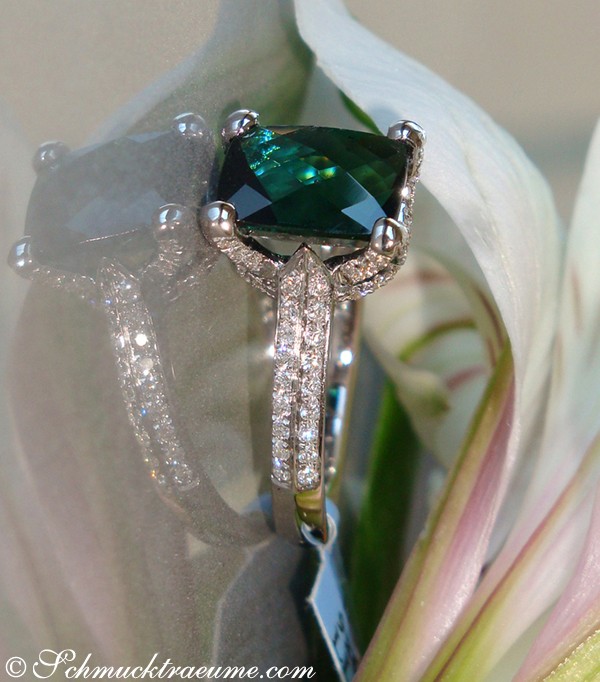 Weißgold Turmalin Brillanten Ring mit Diamantbesatz auf Blume getragen
