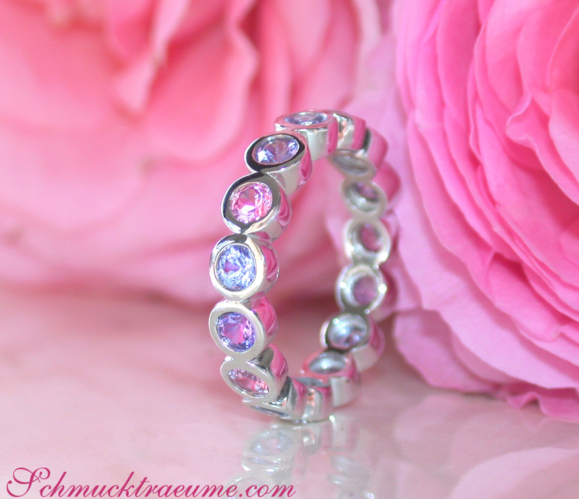 Pastellfarbene Saphirringe auf rosafarbenem Hintergrund
