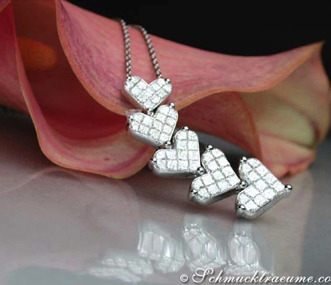 Klassisches Diamant-Herz-Collier mit 1.770 Karat in Weißgold 750, präsentiert auf rosafarbenem Blütenblatt Klassisches Diamant-Herz-Collier mit 1.770 Karat in Weißgold 750, präsentiert auf rosafarbenem Blütenblatt